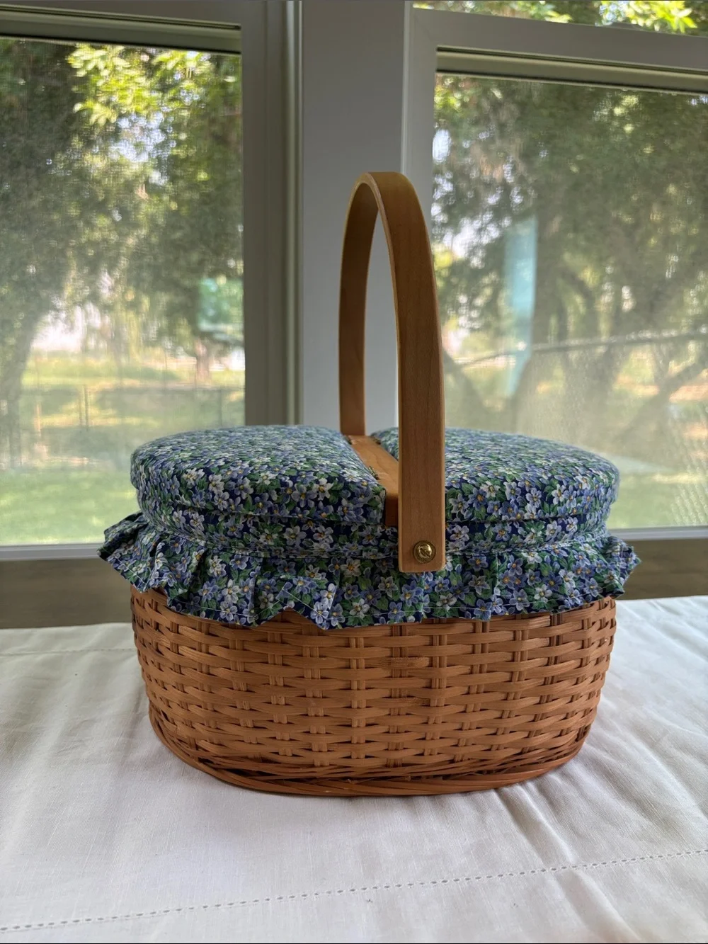 “Vintage Longaberger Style”Round Sewing Basket w/ Split Fabric Lid & Liner 11x9”